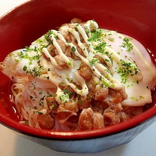 目玉焼きと納豆のマヨかけ素麺